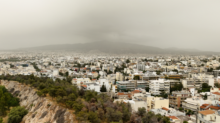 Καιρός: Αφρικανική σκόνη και λασποβροχές έως την Παρασκευή, χάρτης με τις περιοχές