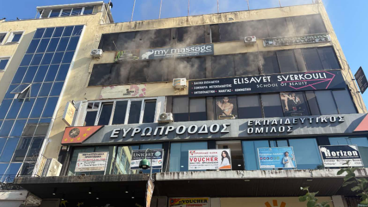 Φωτιά σε επιχείρηση στο κέντρο της Λάρισας, ισχυρές δυνάμεις της πυορσβεστικής στην περιοχή
