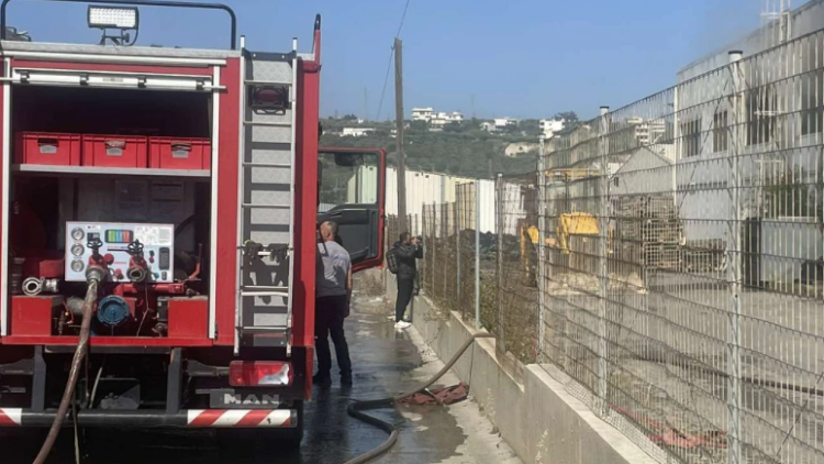 Υπό έλεγχο η φωτιά σε αποθηκευτικό χώρο στις Μαλάδες Ηρακλείου Κρήτης