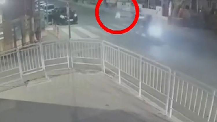 Η στιγμή που γυναίκα παρασύρθηκε από μηχανή σε χωριό του Ηρακλείου, «την πέταξε 20 μέτρα μακριά, έσπασαν λεκάνη και ισχίο» λέει ο σύζυγός της