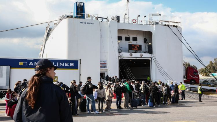 Έξοδος για το τριήμερο του Αγίου Πνεύματος: Αυξημένη η κίνηση στο λιμάνι του Πειραιά, καθυστερήσεις και στον Κηφισό λόγω έργων 
