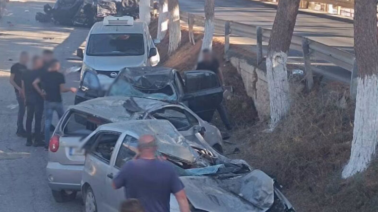 Τρελή πορεία αυτοκινήτου στο Ηράκλειο Κρήτης, διέλυσε σταθμευμένα ΙΧ και τούμπαρε στη μέση του δρόμου - Δείτε φωτογραφίες