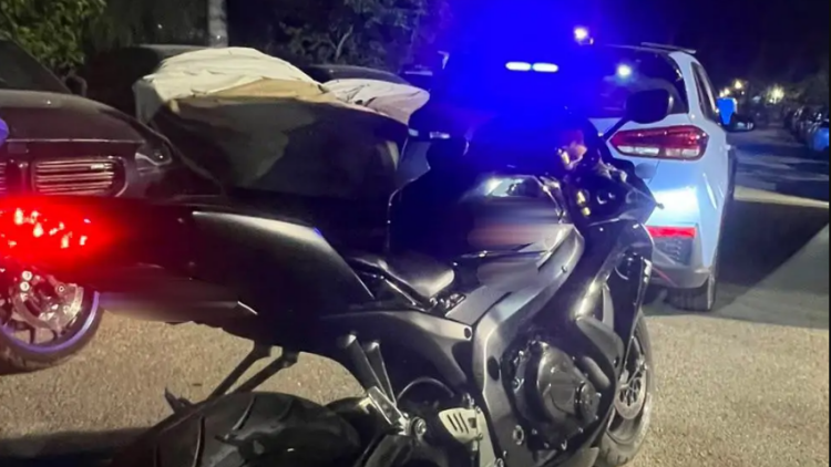 Σύλληψη 24χρονου στην Βάρκιζα για κόντρα με μηχανές τα ξημερώματα