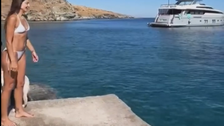 Οι βουτιές της Κατερίνας Παπουτσάκη με λευκό μπικίνι στην Κύθνο, δείτε βίντεο