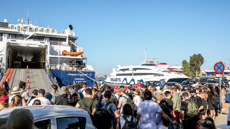 Έξοδος Αυγούστου: Αναχώρησαν πάνω από 61.000 ταξιδιώτες από τα λιμάνια της Αττικής, μικροκαθυστερήσεις στον Πειραιά - Δείτε βίντεο
