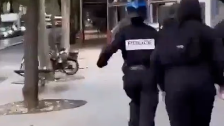Σάλος στη Γαλλία για τον ξυλοδαρμό γυναίκας αστυνομικού από νεαρούς διαδηλωτές εν μέσω των μαθητικών διαδηλώσεων, δείτε βίντεο