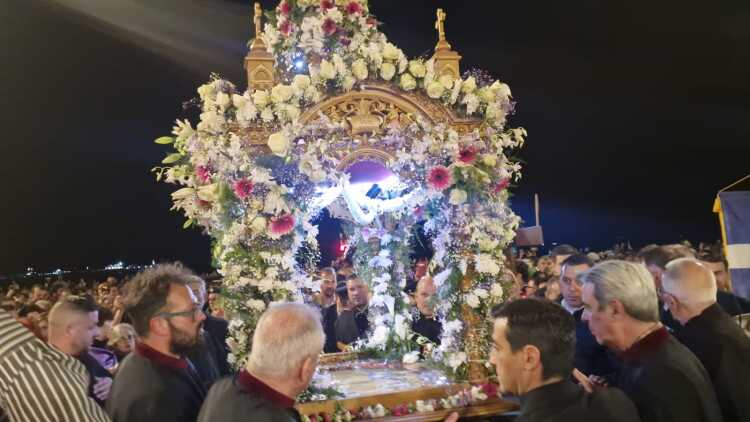Τι ώρα βγαίνει ο Επιτάφιος σήμερα (10/4), πότε είναι η περιφορά του για τη Μεγάλη Παρασκευή
