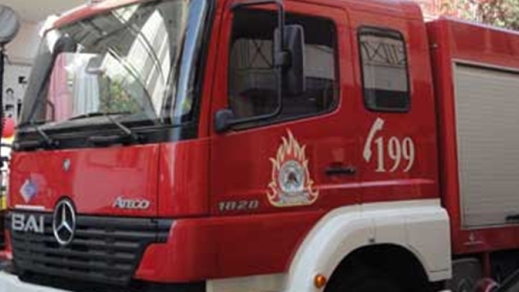Μεγάλη κινητοποίηση της Πυροσβεστικής για φωτιά στα Άνω Λιόσια κοντά σε οικισμό Ρομά