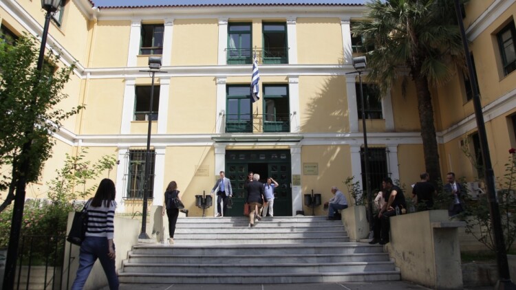 Ελεύθερος μέχρι τη δίκη ο σύζυγος γνωστής παρουσιάστριας, δεν μπορεί να επιστρέψει στην Αγία Παρασκευή