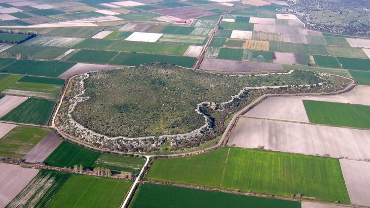 ΥΠΠΟ: Αποκαταστάθηκαν η νότια πύλη της μυκηναϊκής ακρόπολης του Γλα και μέρος του κυκλώπειου τείχους της