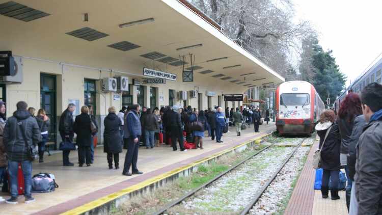 Hellenic Train: Διακόπηκαν τα δρομολόγια των τρένων στο τμήμα Λάρισα-Λειανοκλάδι λόγω της υπερχείλισης του Ενιπέα