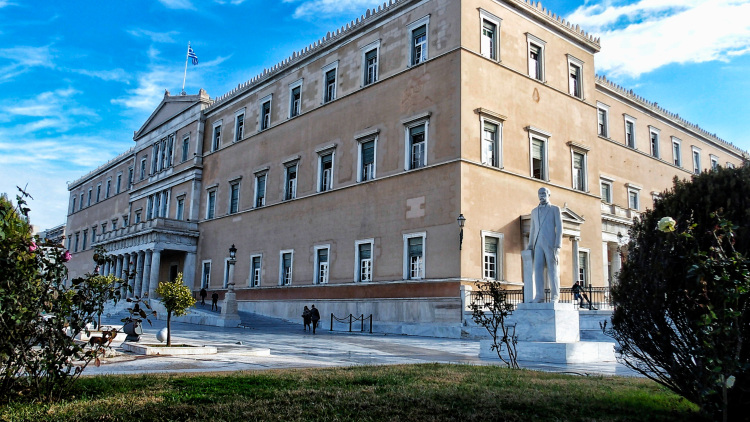 Γραφείο Προϋπολογισμού στη Βουλή: Χτυπά «καμπανάκι» για τις πιέσεις λήψης οριζόντιων μέτρων στήριξης