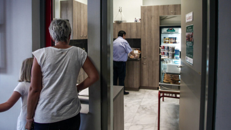 Τέλος πατατάκια και σοκολάτες στα σχολικά κυλικεία – Η λίστα με τα απαγορευμένα σνακ