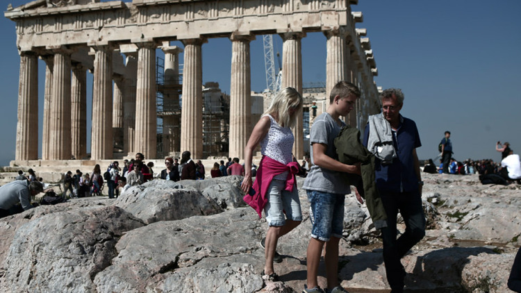 Τουριστικά έσοδα: Από Γερμανία και Ηνωμένο Βασίλειο το 1 στα 3 ευρώ – Ποιοι τουρίστες ξοδεύουν τα περισσότερα στην Ελλάδα