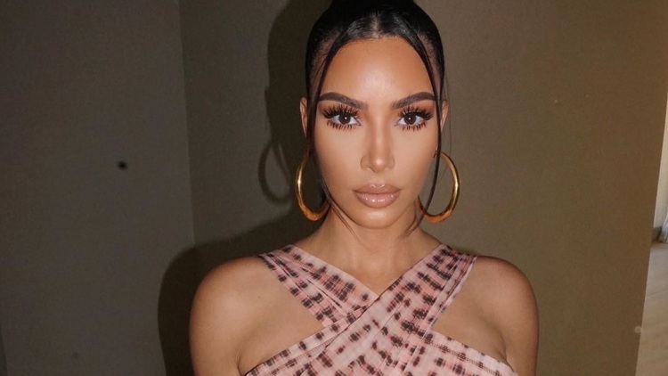 Κανείς δεν πιστεύει ότι η Kim Kardashian έγινε μία «καυτή» κοκκινομάλλα - Το βίντεο με την τεράστια αλλαγή
