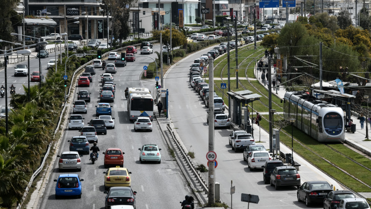 Καραμπόλα 4 οχημάτων στην Ποσειδώνος - Μποτιλιάρισμα σε Παραλιακή, Κηφισό και Αττική Οδό, δείτε βίντεο