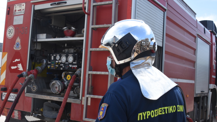 Φωτιά σε αυτοκίνητο στο κέντρο της Αθήνας, καθυστερήσεις στην κυκλοφορία