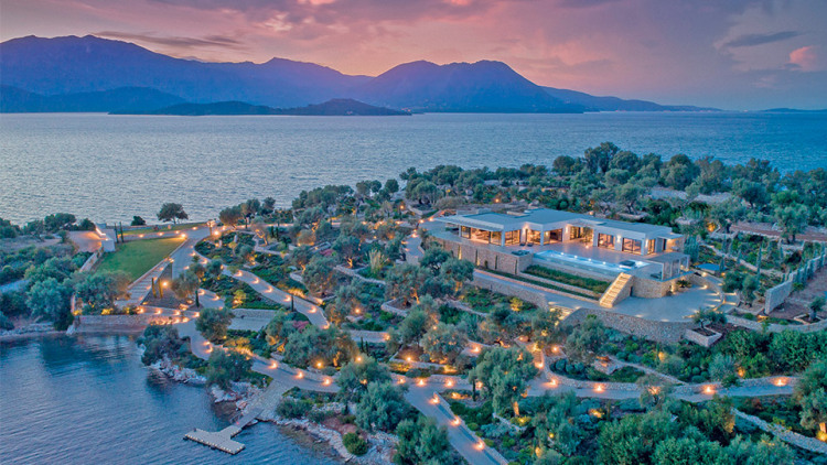 Μεγανήσι: Πώς τρεις γενιές της οικογένειας Σκλαβενίτη συνέβαλαν στην ανάπτυξη του νησιού