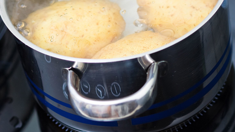 Πατάτες βραστές έτοιμες στον μισό χρόνο
