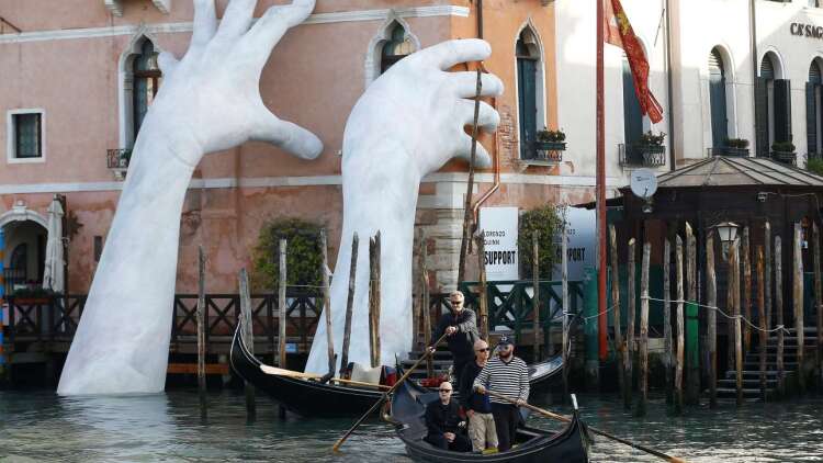Σύσσωμη η επιτροπή της Μπιενάλε της Βενετίας παραιτήθηκε, δεν θα απονεμηθούν βραβεία σε καλλιτέχνες από Ρωσία και Ισραήλ