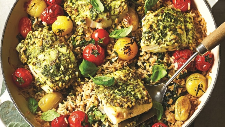 Μπακαλιάρος με πέστο, ρύζι και ντοματίνια 