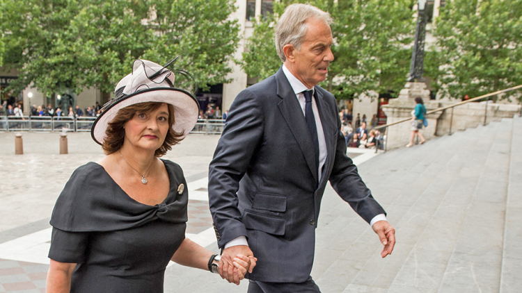 «Έχασε την επαφή με την πραγματικότητα»: Η κυνική αποκάλυψη της συζύγου του Τόνι Μπλερ για τα τελευταία χρόνια της διακυβέρνησής του