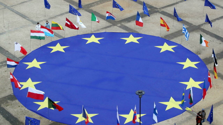Η Ευρωζώνη αναπτύσσεται με τον ταχύτερο ρυθμό των τελευταίων 12 μηνών παρά τις πιέσεις λόγω Ιράν