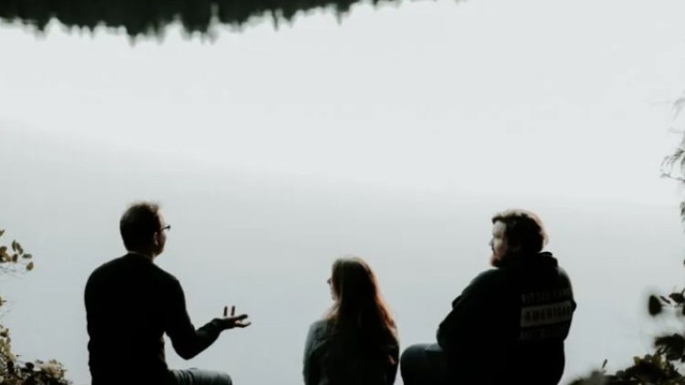 Πόσο συχνά σας διακόπτουν οι άνδρες όταν μιλάτε; Μετά το mansplaining ήρθε το manterruption