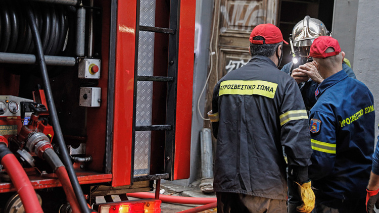 Φωτιά σε εγκαταλελειμμένο κτίριο στην Αθήνα – Κλειστή η Σοφοκλέους στο ύψος της Αθηνάς
