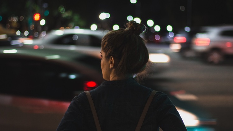 Η δολοφονία μιας γυναίκας ενέπνευσε τη δημιουργία τηλεφωνικής γραμμής για όσες γυρίζουν μόνες σπίτι το βράδυ