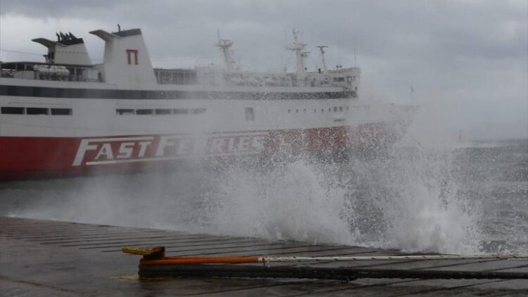 Ισχυροί άνεμοι έως και 9 μποφόρ δυσχεραίνουν τα ακτοπλοϊκά δρομολόγια, απαγόρευση απόπλου σε πολλά λιμάνια