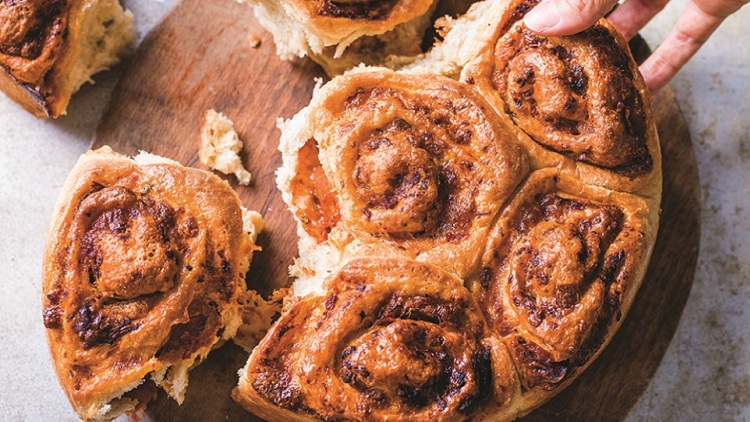 Φτιάχνουμε πεντανόστιμα ρολάκια πίτσας