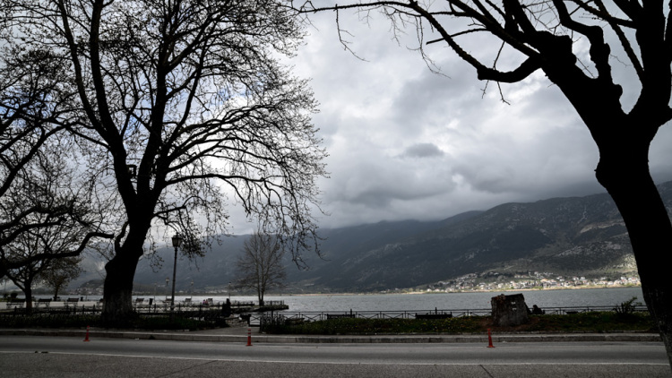 Καιρός: Σταδιακή μεταβολή με τοπικές βροχές σε νότια και ανατολικά, έως 17°C η θερμοκρασία
