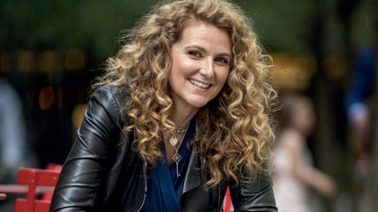 Κορυφαία γυναικολόγος καταρρίπτει τους μύθους της εμμηνόπαυσης: «Σε αφήνουν άναυδο οι ανοησίες που κυκλοφορούν στα social media»