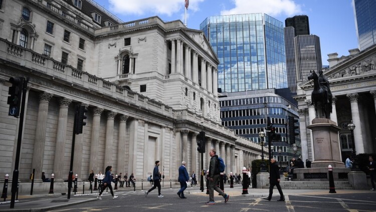H Τράπεζα της Αγγλίας άφησε αμετάβλητα τα επιτόκια, ομόφωνη η απόφαση λόγω του ενεργειακού σοκ  