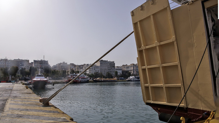 Συναγερμός στο λιμάνι του Πειραιά με αυτοκίνητο που έπεσε στη θάλασσα, σε εξέλιξη επιχείρηση του Λιμενικού