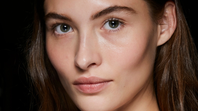 Το trick των makeup artists που μπορείτε να εφαρμόζετε όταν η επιδερμίδα σας δείχνει κουρασμένη και θαμπή