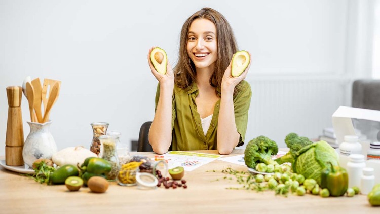 Το ασυνήθιστο φρούτο που ρίχνει τη χοληστερόλη και προστατεύει την καρδιά