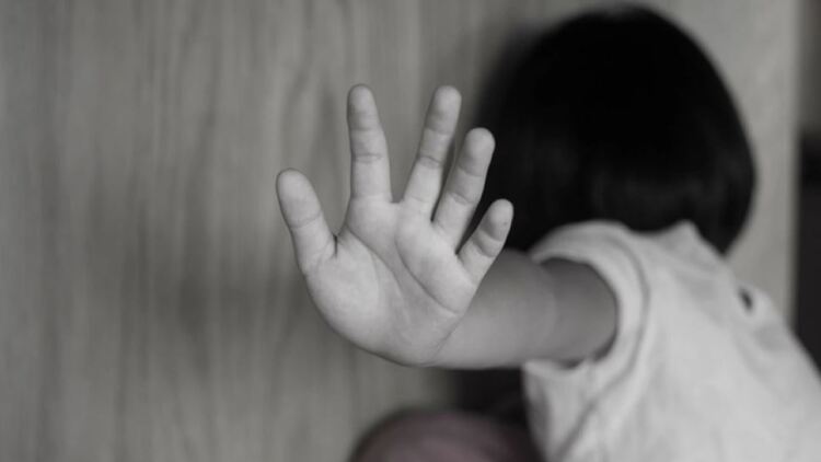 Μητέρα στον Βόλο κατηγορείται για εμπλοκή σε υπόθεση παιδικής πορνογραφίας με θύμα την ανήλικη κόρη της
