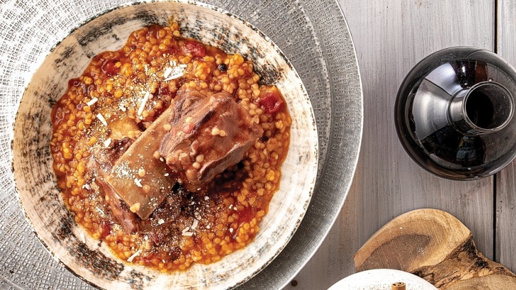 Μοσχαρίσια στηθοπλευρά με τραχανά και ανθότυρο