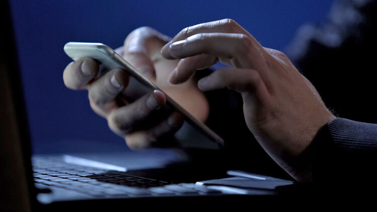 Πώς θα καταλάβετε εάν σας έχουν χακάρει το κινητό – Τα έξι σημάδια και τι πρέπει να κάνετε αμέσως μετά