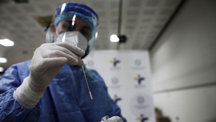 Έξι θάνατοι από Covid και 99 νέες εισαγωγές την τελευταία εβδομάδα, ένα σοβαρό κρούσμα γρίπης