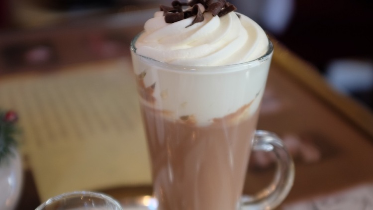 Ζεστή σοκολάτα ρόφημα με πραλίνα φουντουκιού