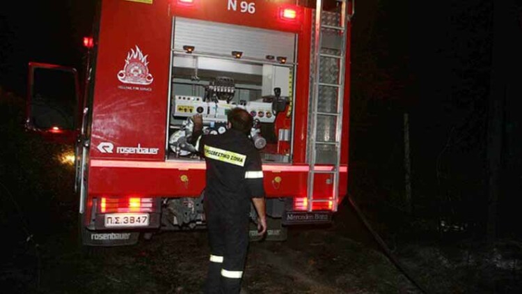 Φωτιά σε όχημα στην Αττική Οδό, στο ύψος των Γλυκών Νερών, καθυστερήσεις στην κυκλοφορία