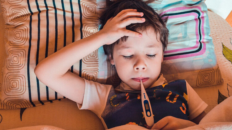 Γιατί φέτος η γρίπη «καλπάζει» στα παιδιά - Ποιες μέρες είναι επικίνδυνες για επιπλοκές