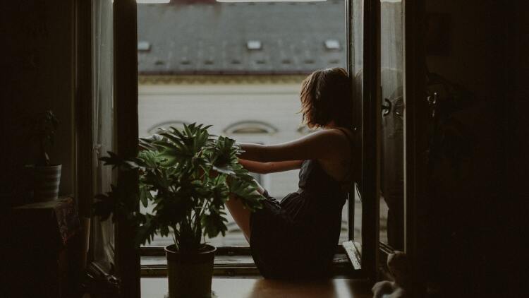Tips για να ανεβάσετε τη διάθεσή σας τώρα που νυχτώνει νωρίς