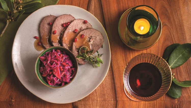 Μοσχάρι ρολό στη γάστρα με λάχανο μπρεζέ και ρόδι