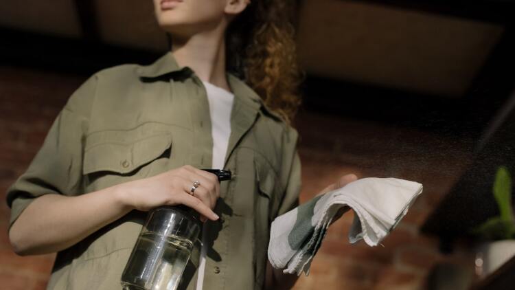 DIY σπρέι για το ξεσκόνισμα: Το οικολογικό καθαριστικό που θα φτιάξετε μόνες και θα κρατήσει τη σκόνη μακριά