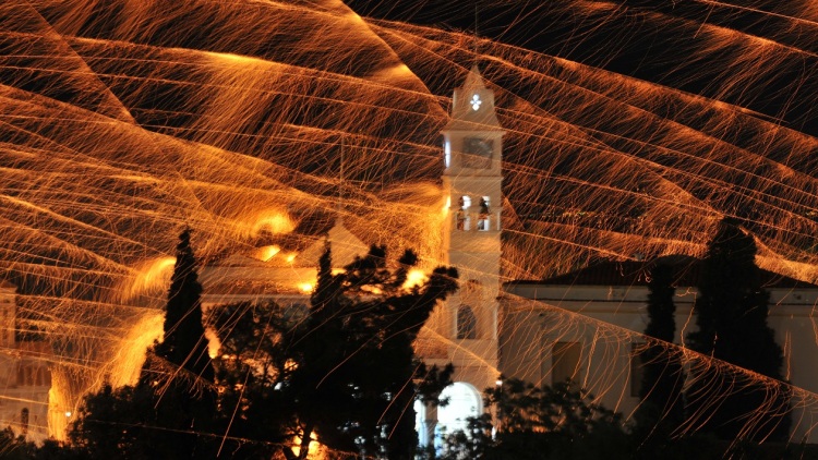 Σοβαρό ατύχημα με αυτοσχέδιες ρουκέτες στον Βροντάδο στη Χίο: Τρεις άντρες και μία γυναίκα έχουν εγκαύματα στο 50% του σώματος