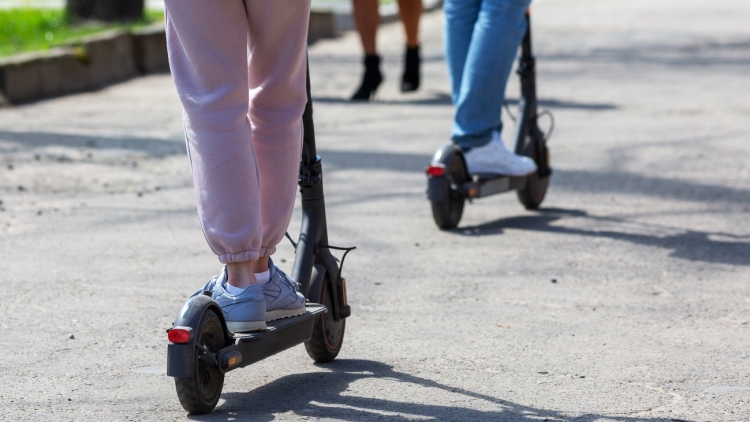 Έλληνες με πατίνια προκάλεσαν κυκλοφοριακό κομφούζιο στο Όσλο (vid)
